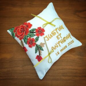 Coussin de mariage personnalisé – Broderie florale rouge & or