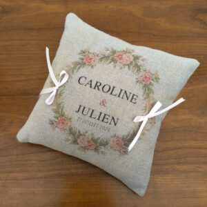 Coussin d’alliances : Couronne de fleurs romantique