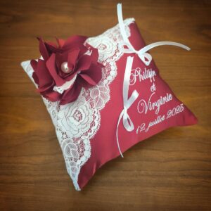 Coussin de mariage avec fleur en tissu bordeaux
