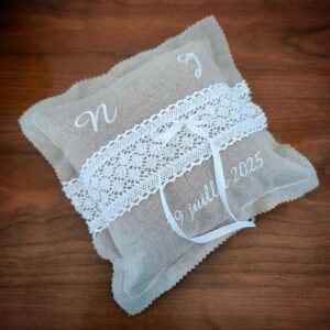 Porte-alliances personnalisé – Coussin en lin & dentelle – Mariage chic et naturel