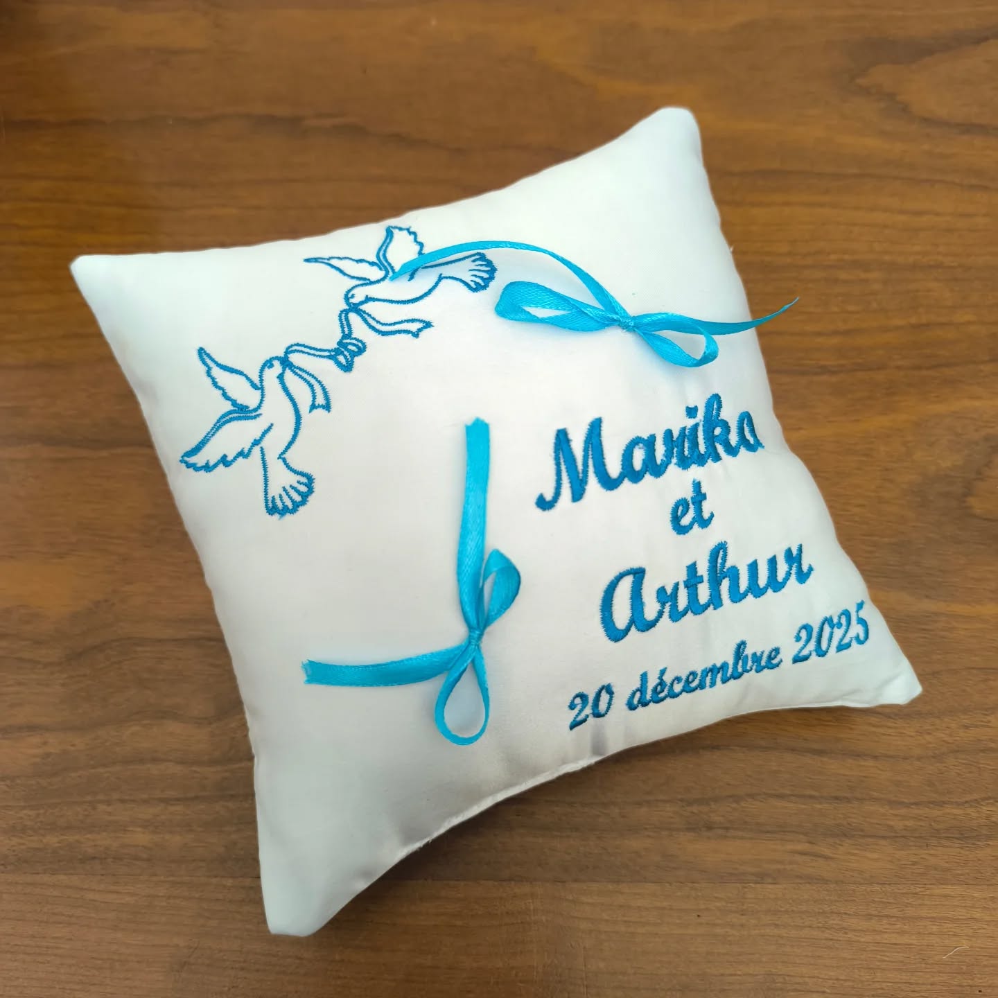 Coussin pour mariage : Les colombes brodées
