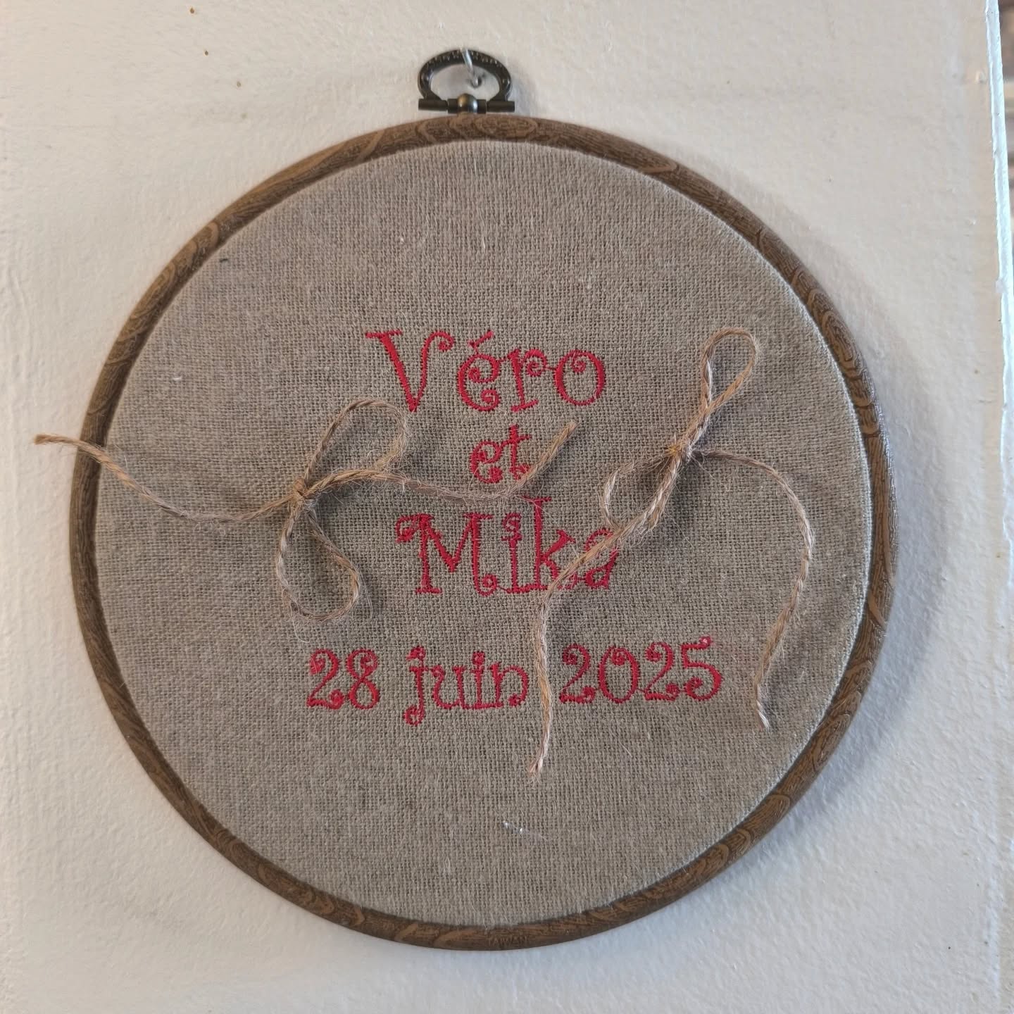 Porte-alliances personnalisé – Tambour brodé en lin