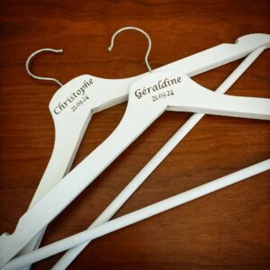 Cintre en bois personnalisé