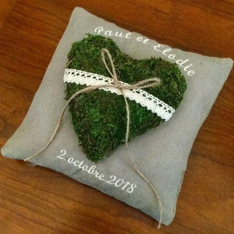 Coussin d’alliances en lin avec cœur végétal